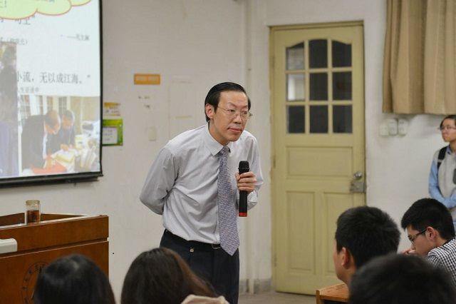汤湘希教授漫谈“大学生如何做论文”