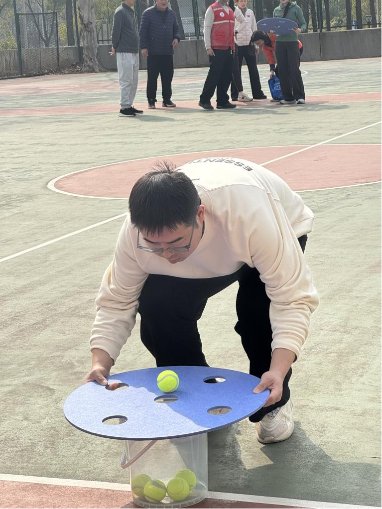 四平八稳项目里，大家凝神聚力，在规定时间内高效运输小球，力求每一次传递都精准无误。