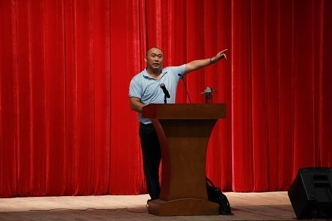 张龙平院长莅临财会学术文化节 同新生谈大学生活与专业学习