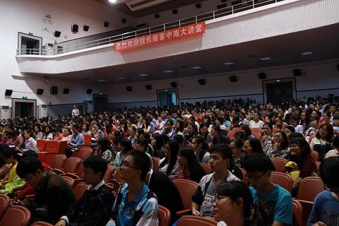 张龙平院长莅临财会学术文化节 同新生谈大学生活与专业学习